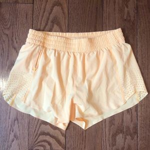 Athleta hustle 3” short size s